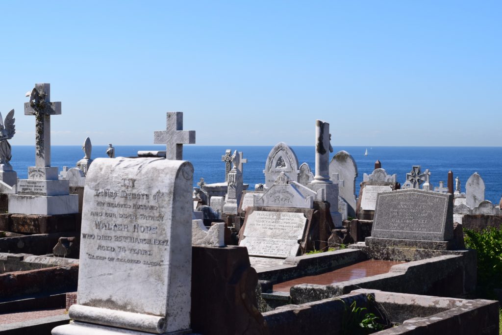 Friedhof mit Blick aufs Meer
