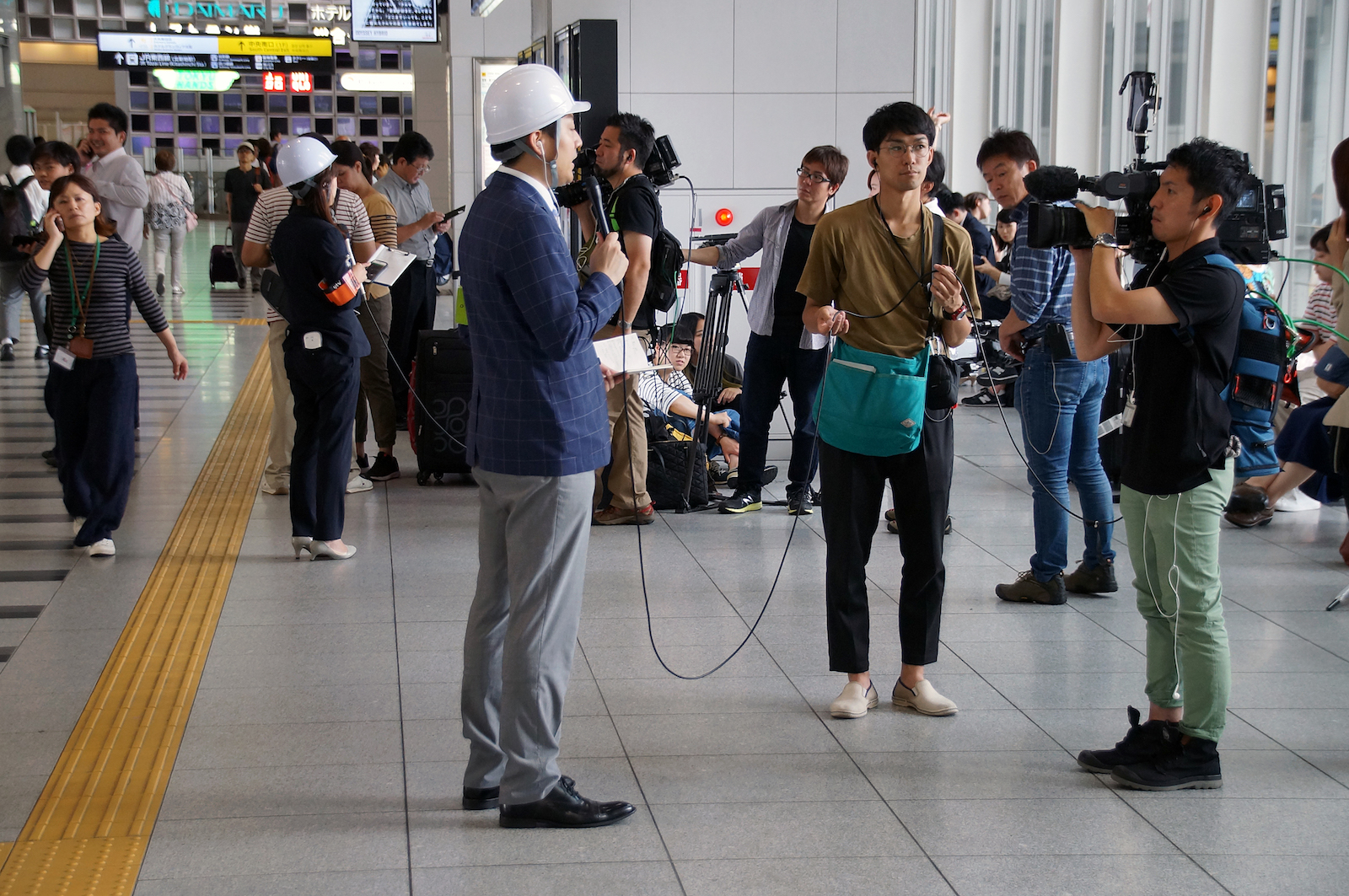 Reporter am Bahnhof Osaka