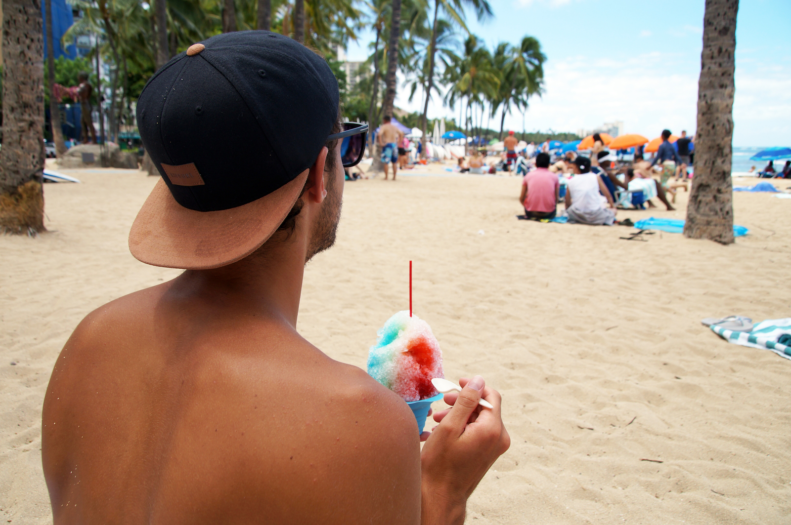 Manuel am Shave Ice essen