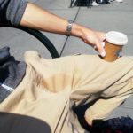 Kaffee auf Hose