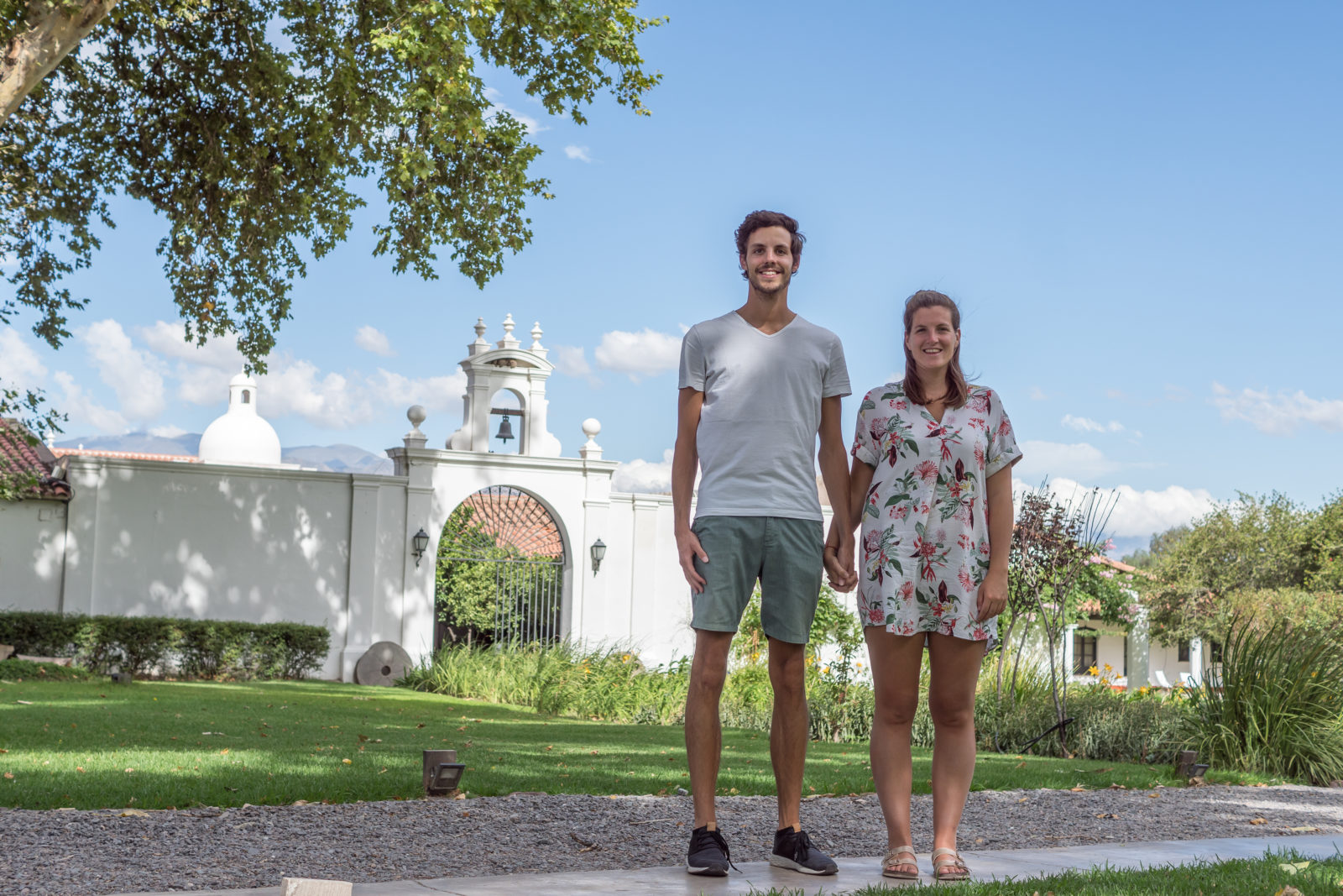 Daniela und Manu vor Weingut