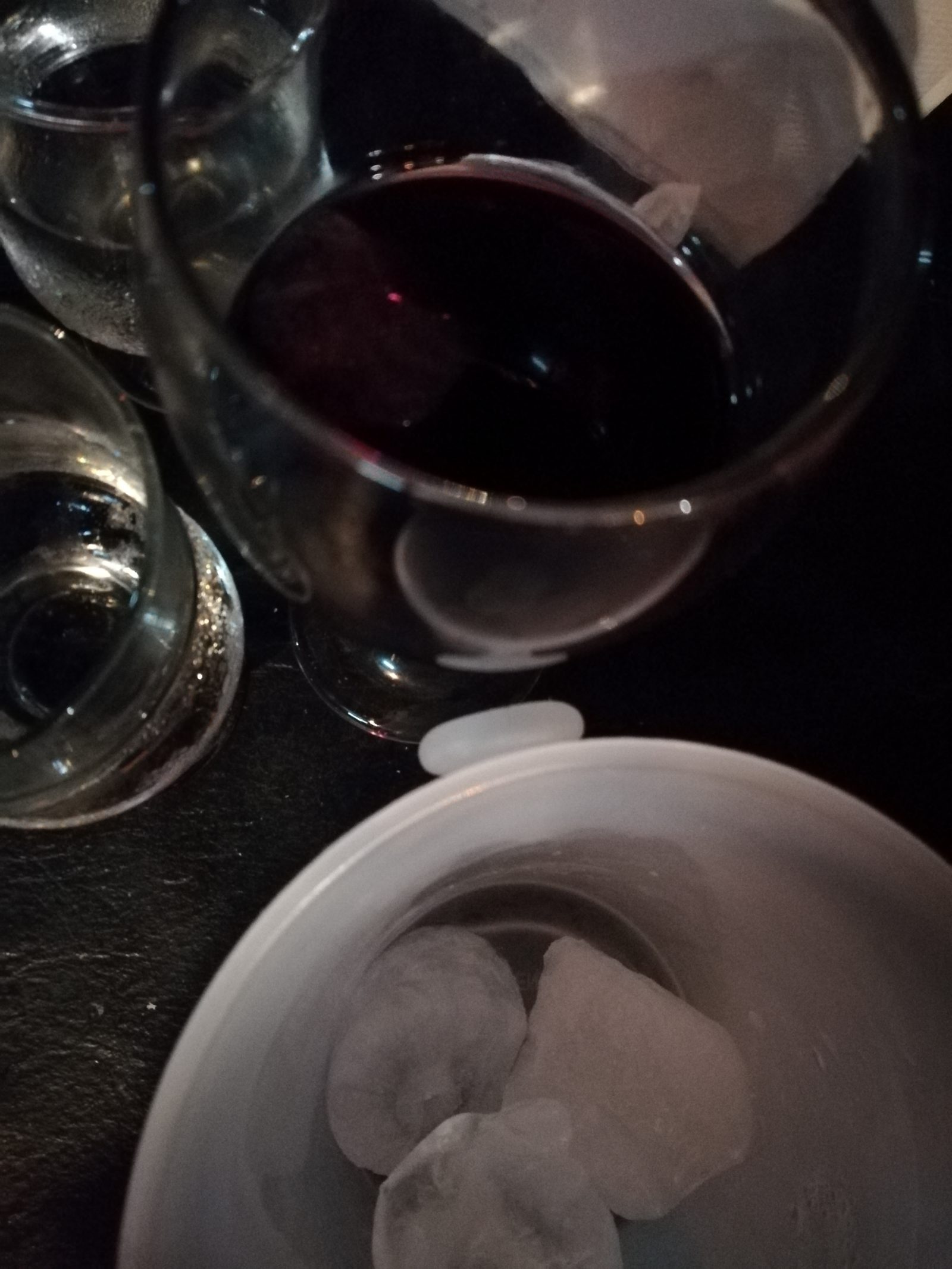 Wein mit Eiswürfel